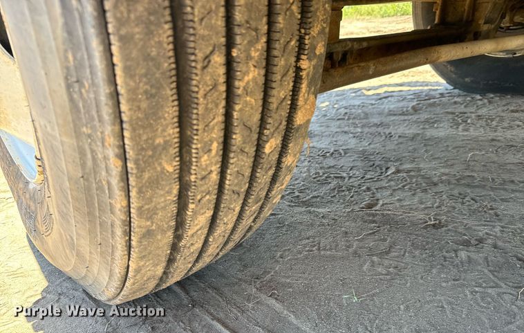 image for item LG9018 1995 Ford Aeromax L9000 fuel / lube truck