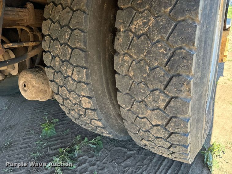 image for item LG9018 1995 Ford Aeromax L9000 fuel / lube truck