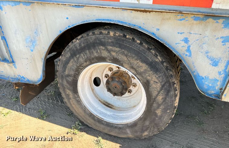 image for item LG9018 1995 Ford Aeromax L9000 fuel / lube truck