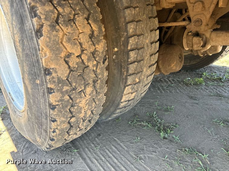 image for item LG9018 1995 Ford Aeromax L9000 fuel / lube truck