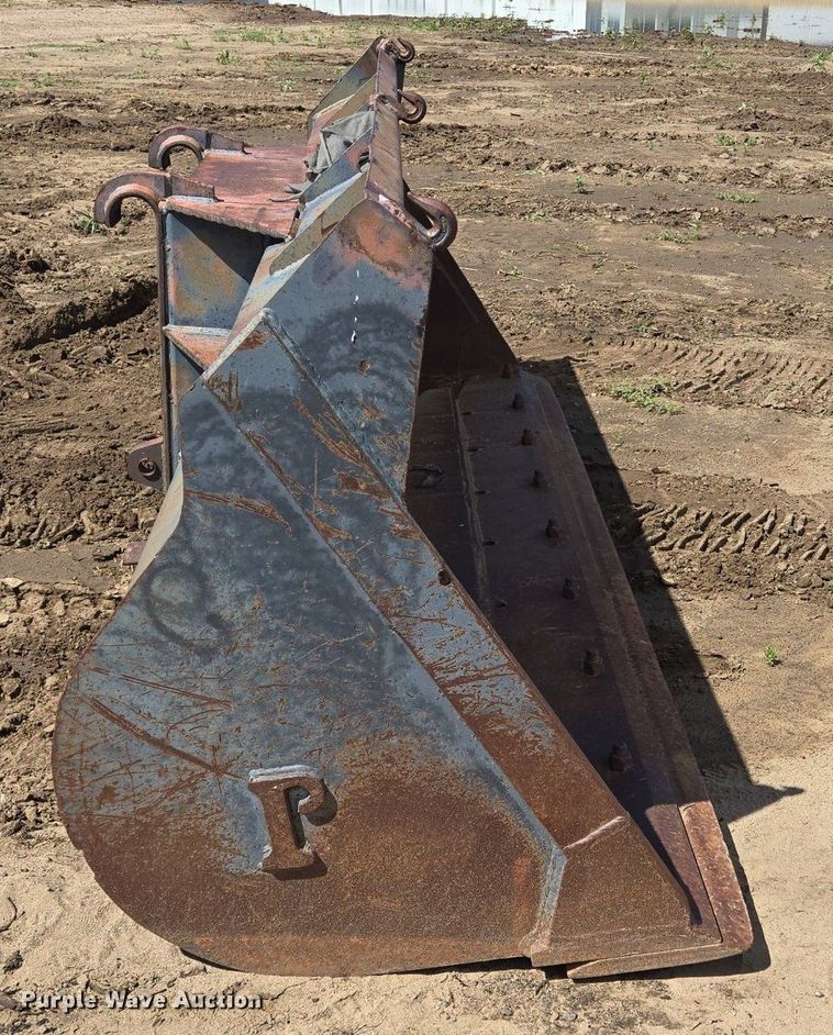 image for item LG9026 1996 Pemberton Hydro AX721.4 wheel loader bucket