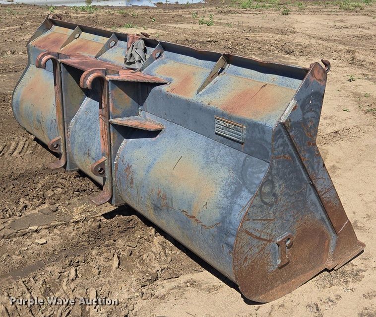 image for item LG9026 1996 Pemberton Hydro AX721.4 wheel loader bucket