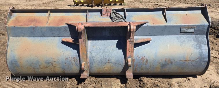 image for item LG9026 1996 Pemberton Hydro AX721.4 wheel loader bucket