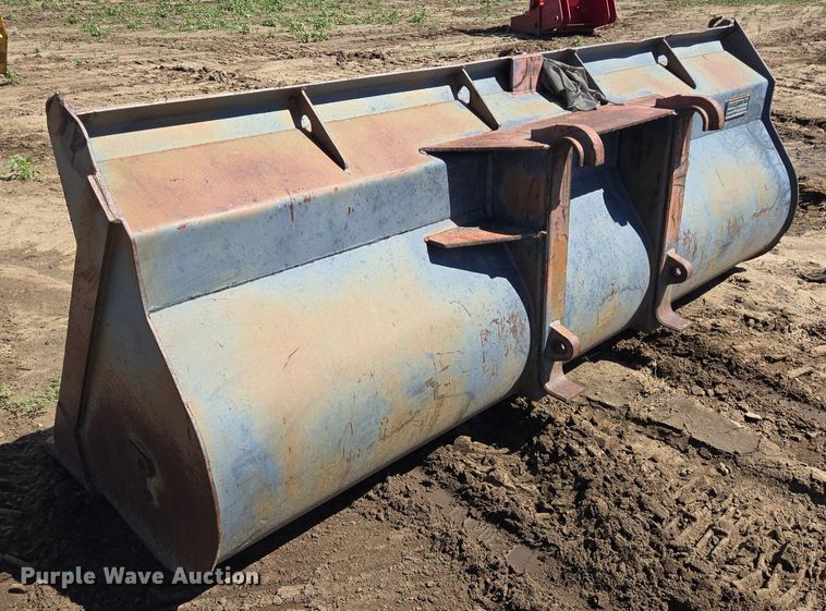 image for item LG9026 1996 Pemberton Hydro AX721.4 wheel loader bucket