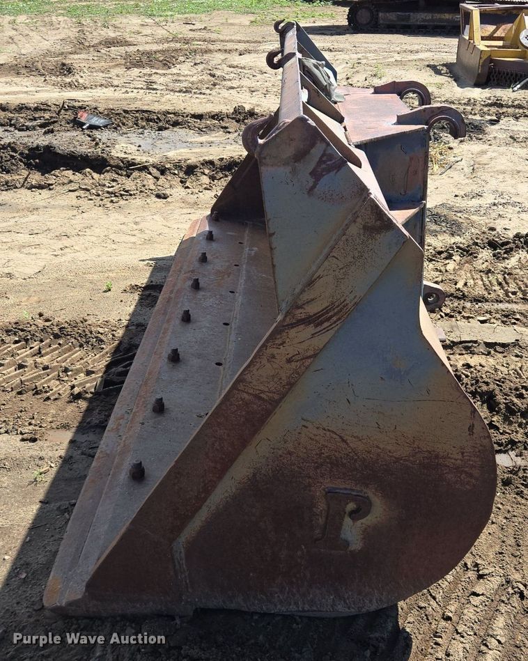 image for item LG9026 1996 Pemberton Hydro AX721.4 wheel loader bucket