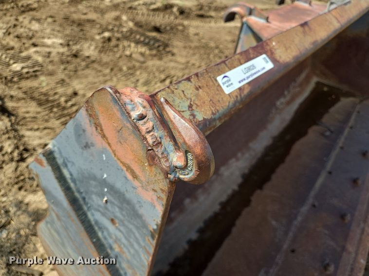 image for item LG9026 1996 Pemberton Hydro AX721.4 wheel loader bucket