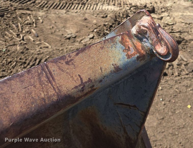 image for item LG9026 1996 Pemberton Hydro AX721.4 wheel loader bucket