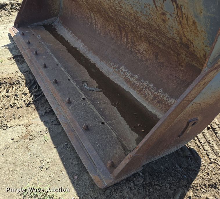 image for item LG9026 1996 Pemberton Hydro AX721.4 wheel loader bucket