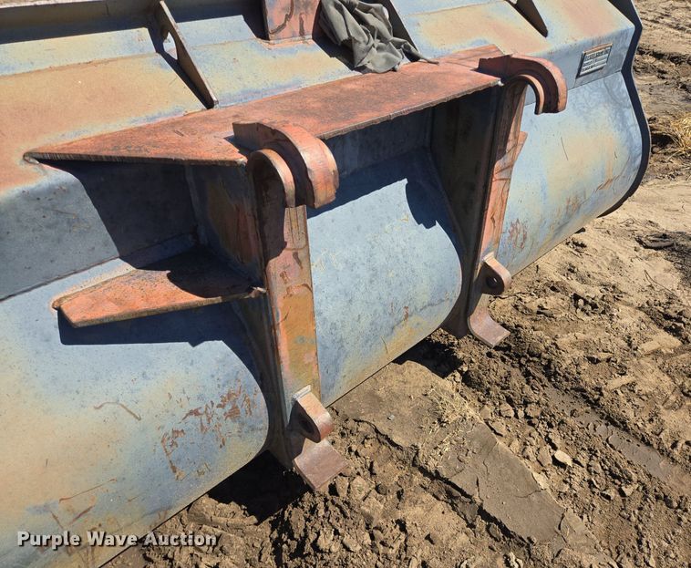 image for item LG9026 1996 Pemberton Hydro AX721.4 wheel loader bucket