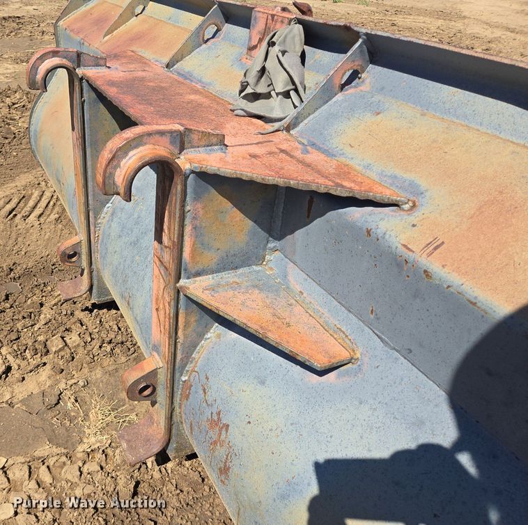 image for item LG9026 1996 Pemberton Hydro AX721.4 wheel loader bucket