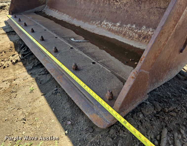 image for item LG9026 1996 Pemberton Hydro AX721.4 wheel loader bucket