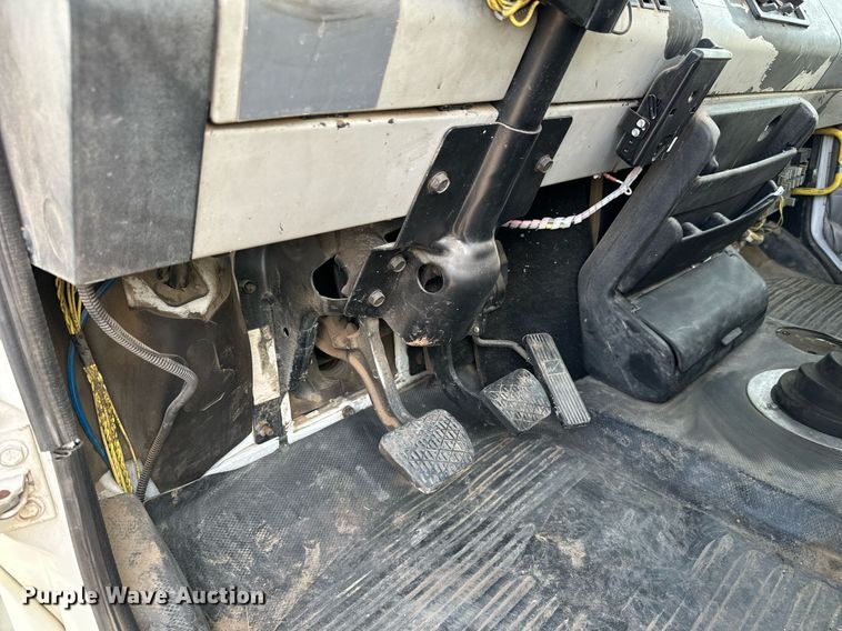 image for item LG9029 2001 Freightliner  FL70 dump flatbed truck