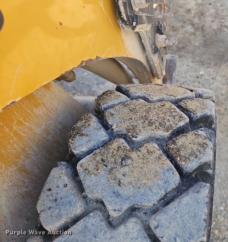 image for item NX9072 2011 Caterpillar 226B skid steer loader