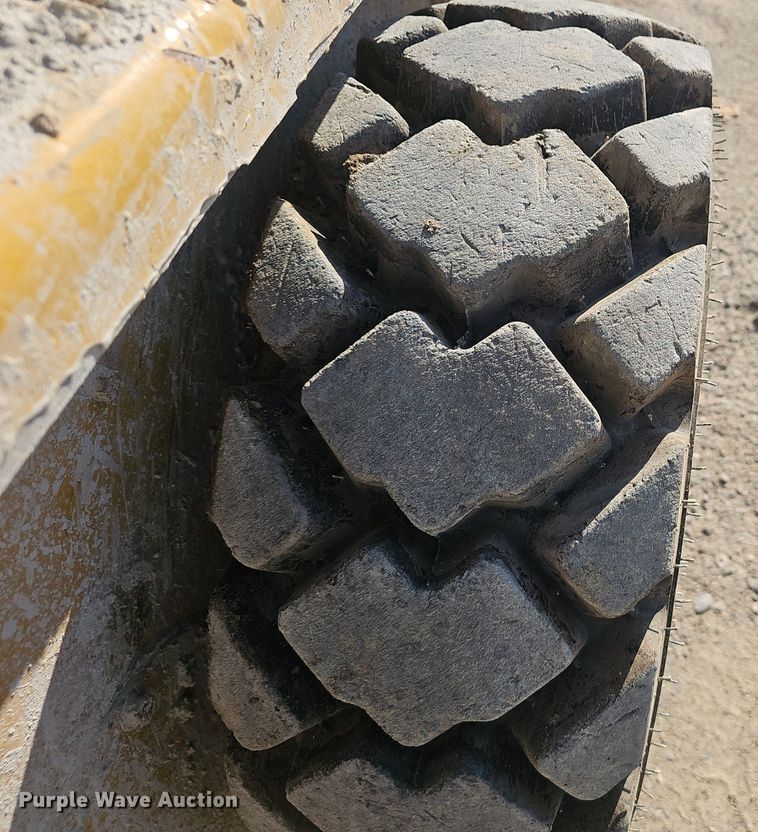 image for item NX9072 2011 Caterpillar 226B skid steer loader