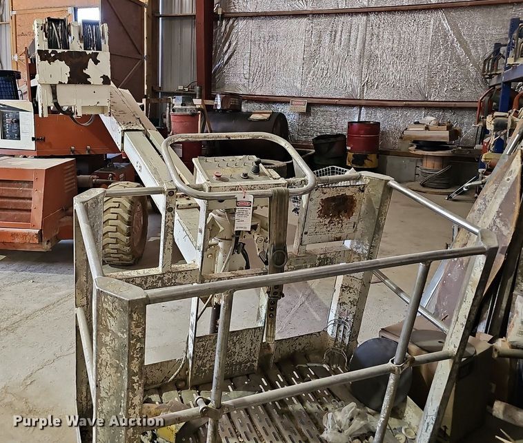 image for item NX9073 1999 Snorkel UN0-41F0 boom lift