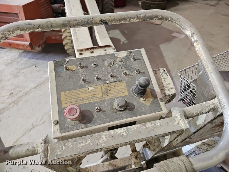 image for item NX9073 1999 Snorkel UN0-41F0 boom lift