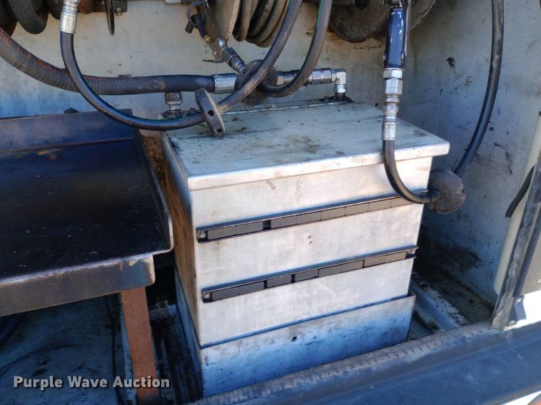 image for item NY9468 2008 Ford F650 Super Duty Crew Cab fuel/ lube truck