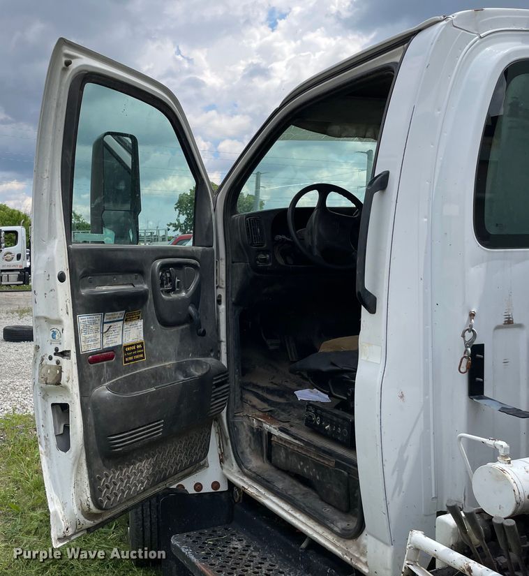 image for item OG9974 2007 GMC C5500 utility / service truck