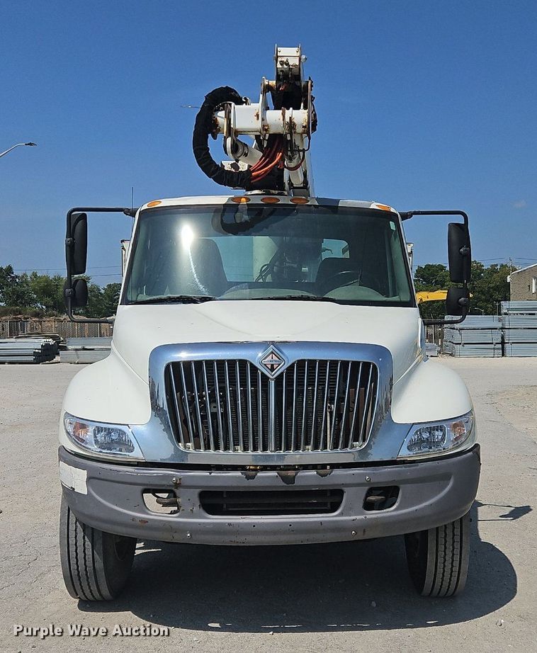 image for item OJ9831 2006 International  4300 bucket truck