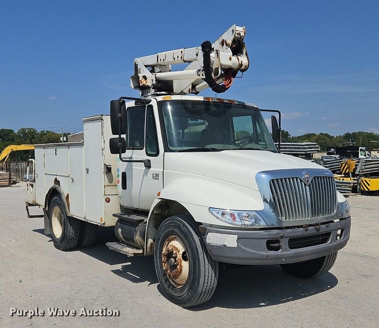 image for item OJ9831 2006 International  4300 bucket truck