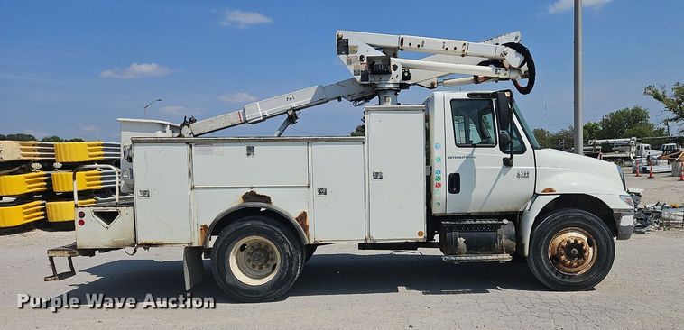 image for item OJ9831 2006 International  4300 bucket truck