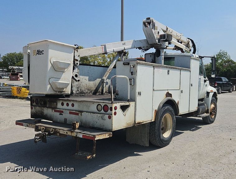 image for item OJ9831 2006 International  4300 bucket truck