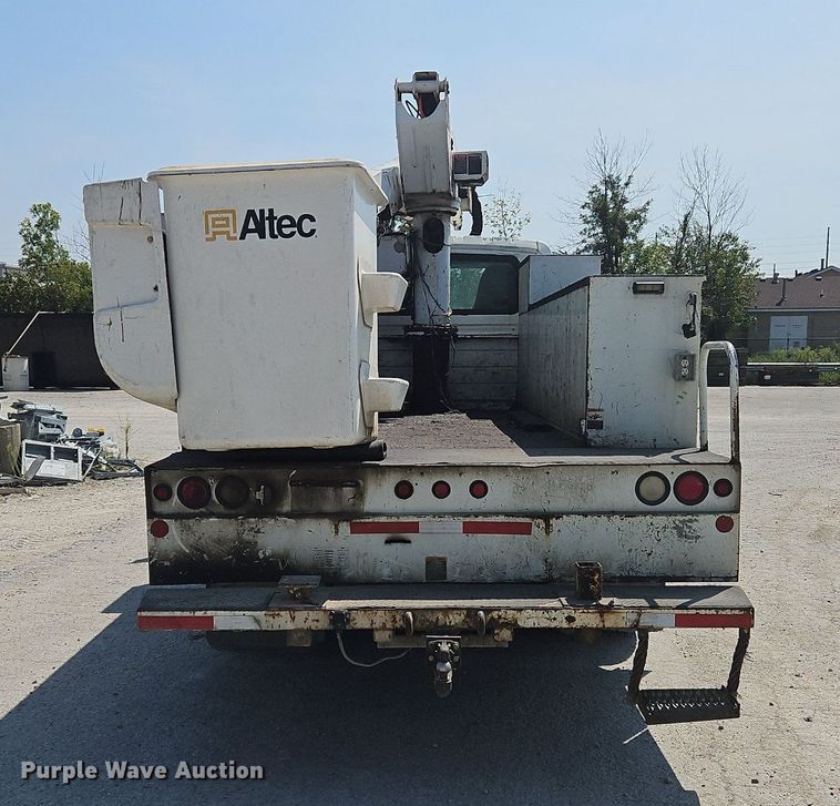 image for item OJ9831 2006 International  4300 bucket truck