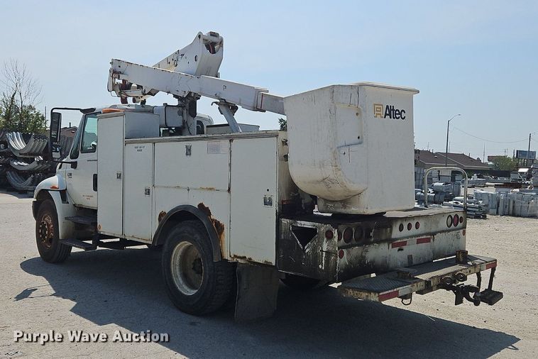 image for item OJ9831 2006 International  4300 bucket truck