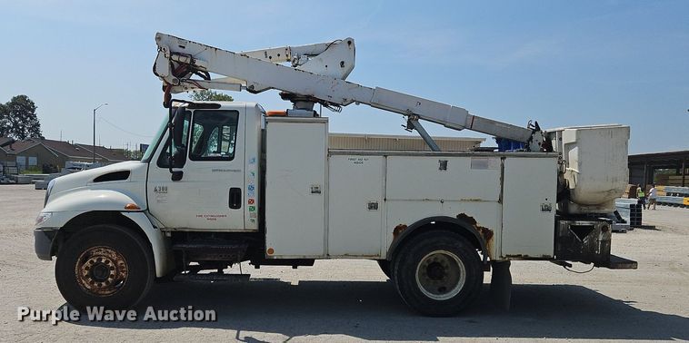image for item OJ9831 2006 International  4300 bucket truck