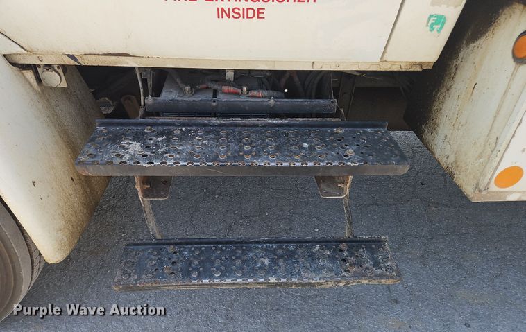 image for item OJ9831 2006 International  4300 bucket truck