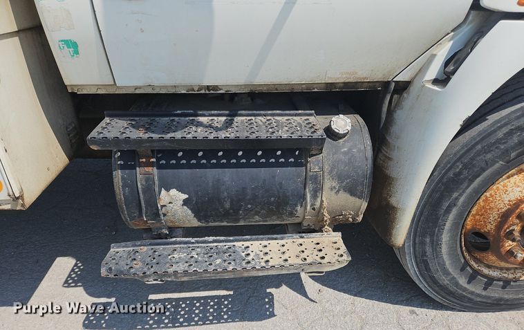 image for item OJ9831 2006 International  4300 bucket truck