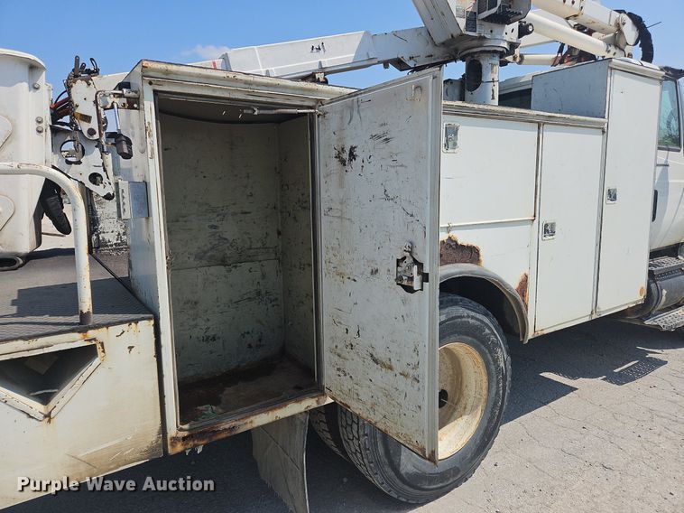 image for item OJ9831 2006 International  4300 bucket truck