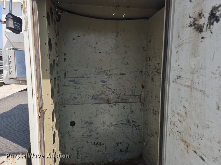 image for item OJ9831 2006 International  4300 bucket truck