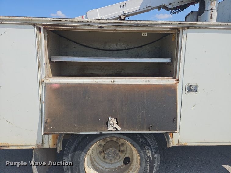 image for item OJ9831 2006 International  4300 bucket truck