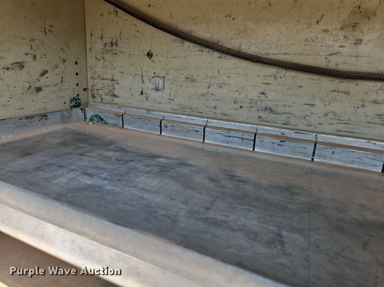 image for item OJ9831 2006 International  4300 bucket truck