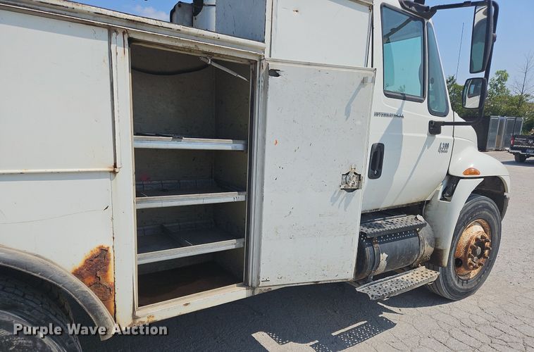 image for item OJ9831 2006 International  4300 bucket truck