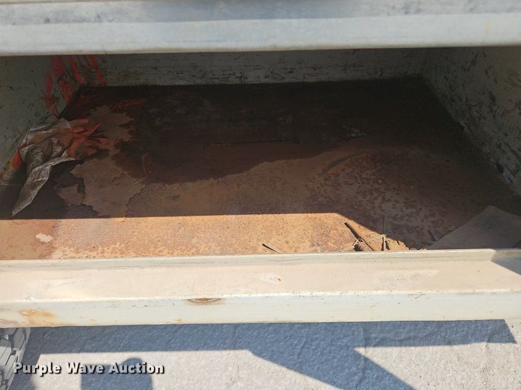 image for item OJ9831 2006 International  4300 bucket truck