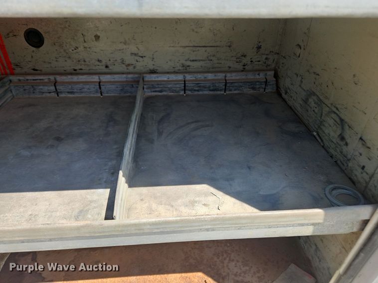 image for item OJ9831 2006 International  4300 bucket truck