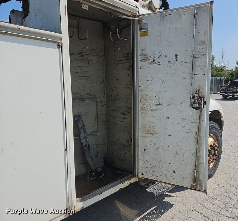 image for item OJ9831 2006 International  4300 bucket truck