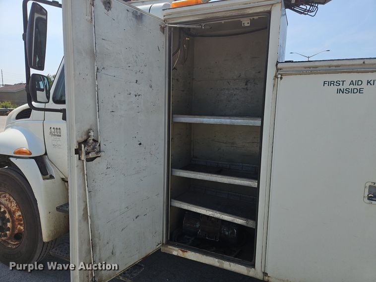 image for item OJ9831 2006 International  4300 bucket truck