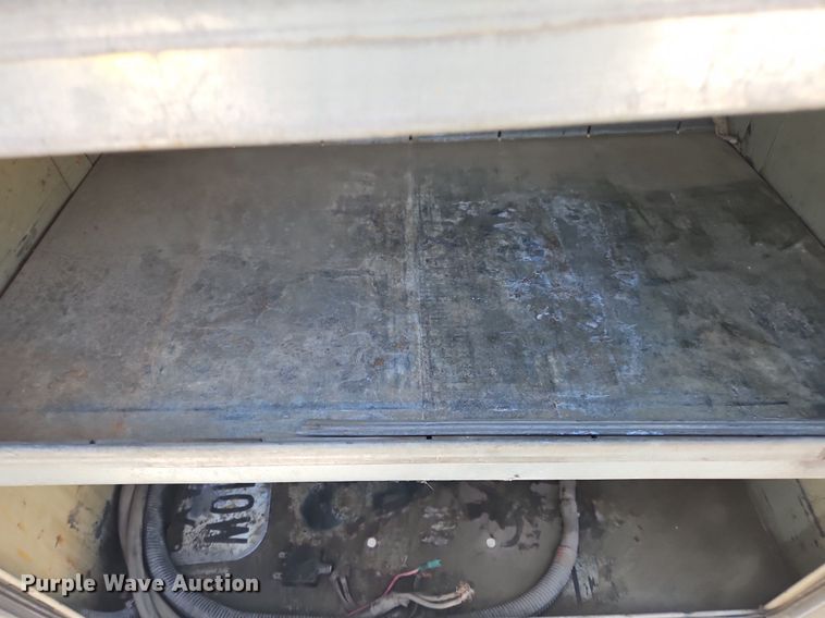 image for item OJ9831 2006 International  4300 bucket truck