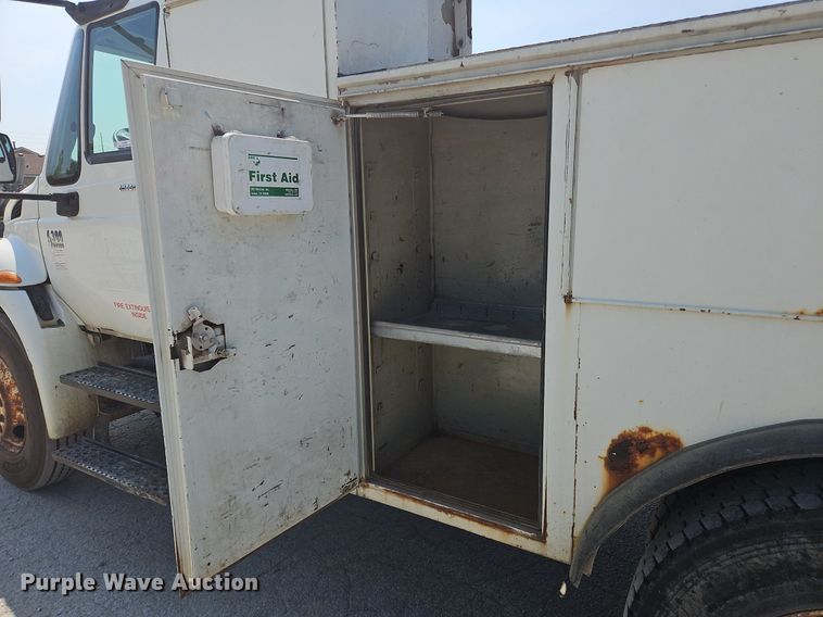 image for item OJ9831 2006 International  4300 bucket truck