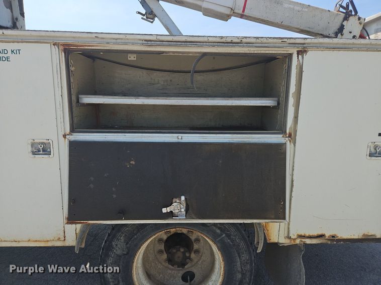 image for item OJ9831 2006 International  4300 bucket truck