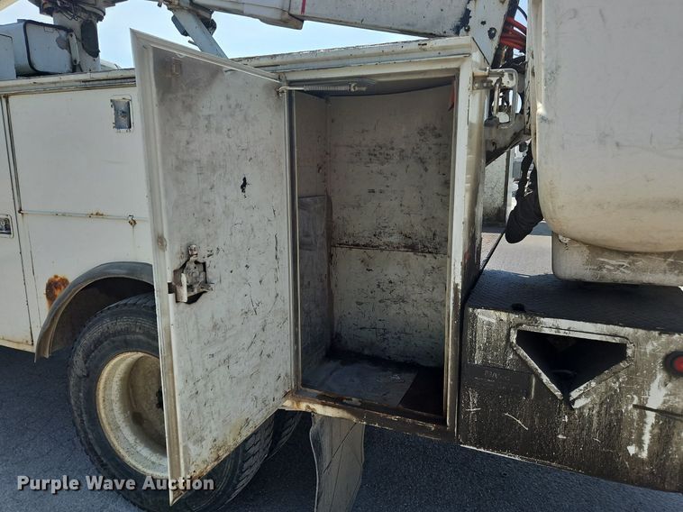 image for item OJ9831 2006 International  4300 bucket truck