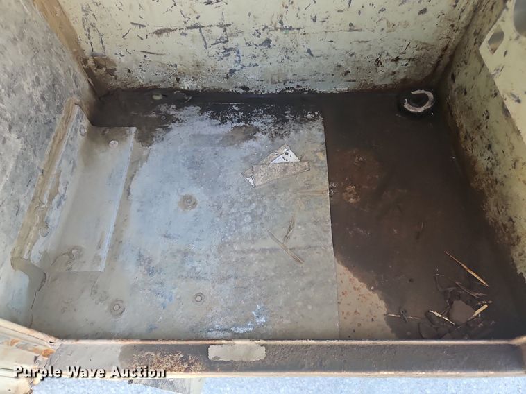 image for item OJ9831 2006 International  4300 bucket truck