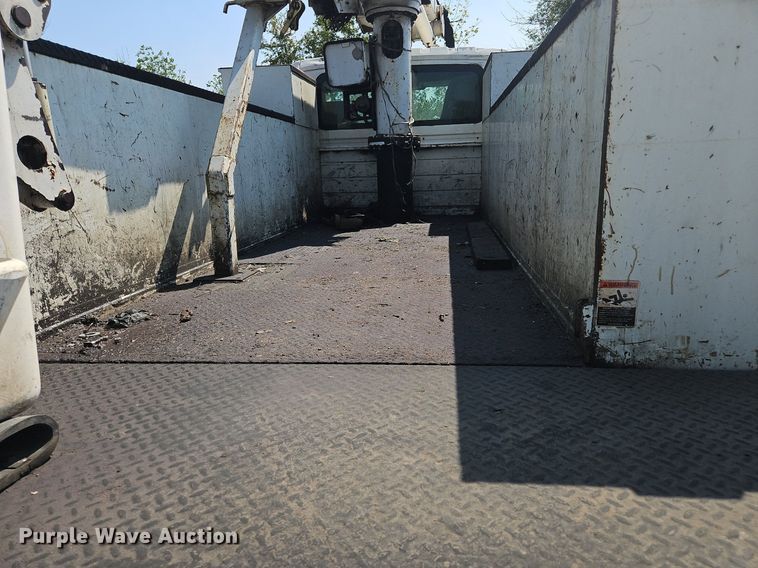image for item OJ9831 2006 International  4300 bucket truck