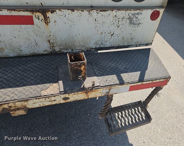 image for item OJ9831 2006 International  4300 bucket truck