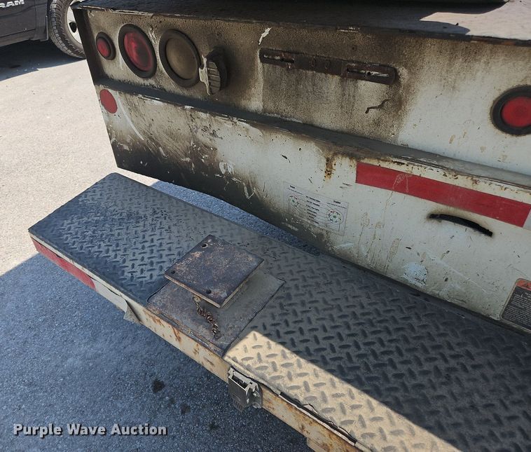 image for item OJ9831 2006 International  4300 bucket truck