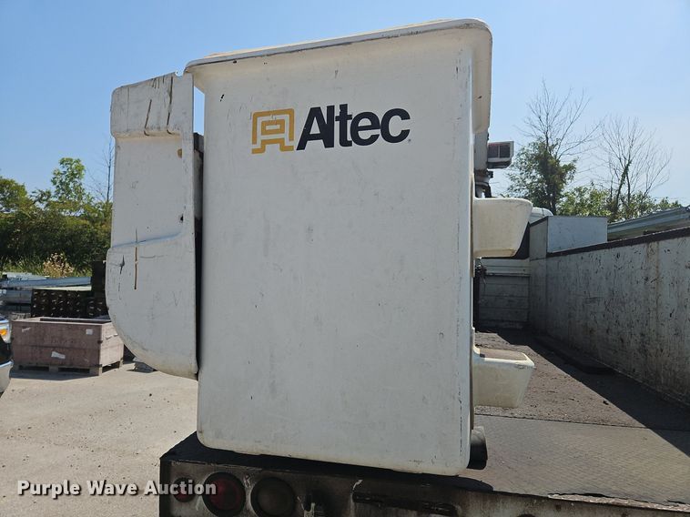 image for item OJ9831 2006 International  4300 bucket truck