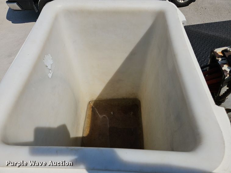 image for item OJ9831 2006 International  4300 bucket truck